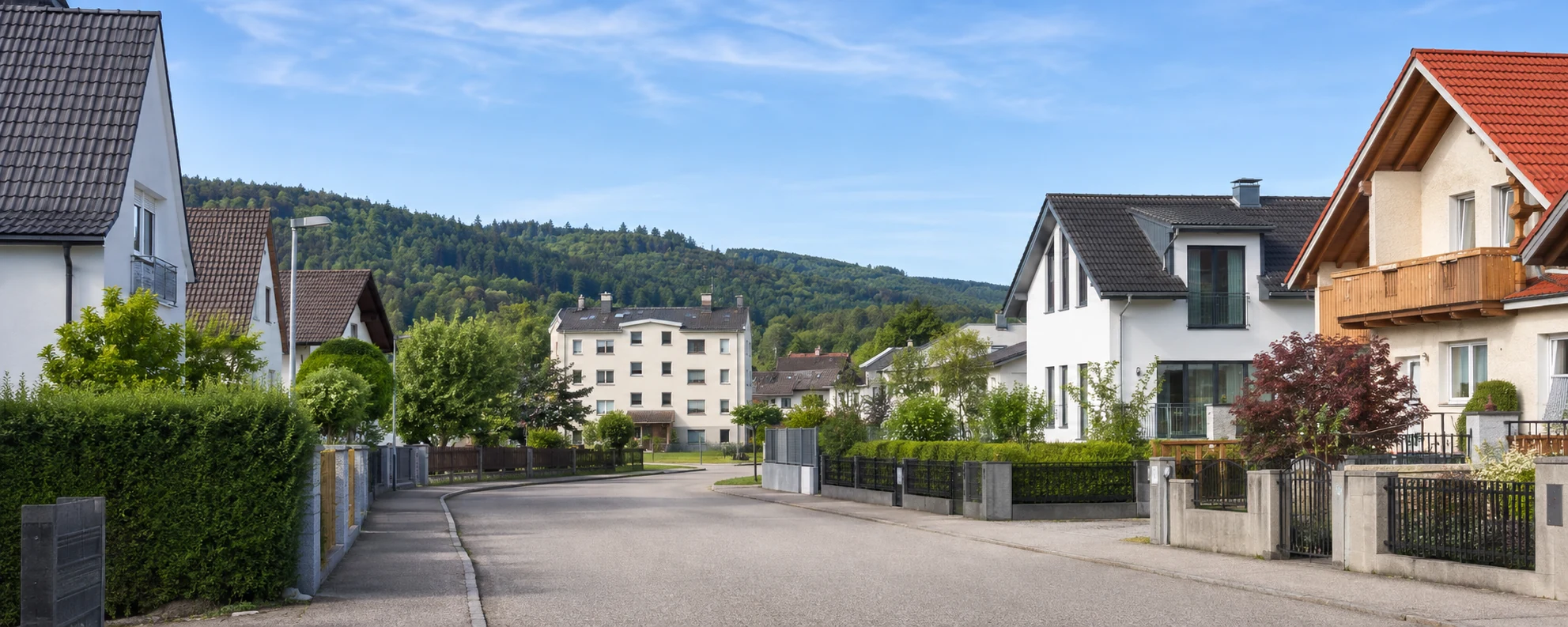 Wohnviertel mit Einfamilienhäusern und Mehrparteienhaus in Mitteleuropa